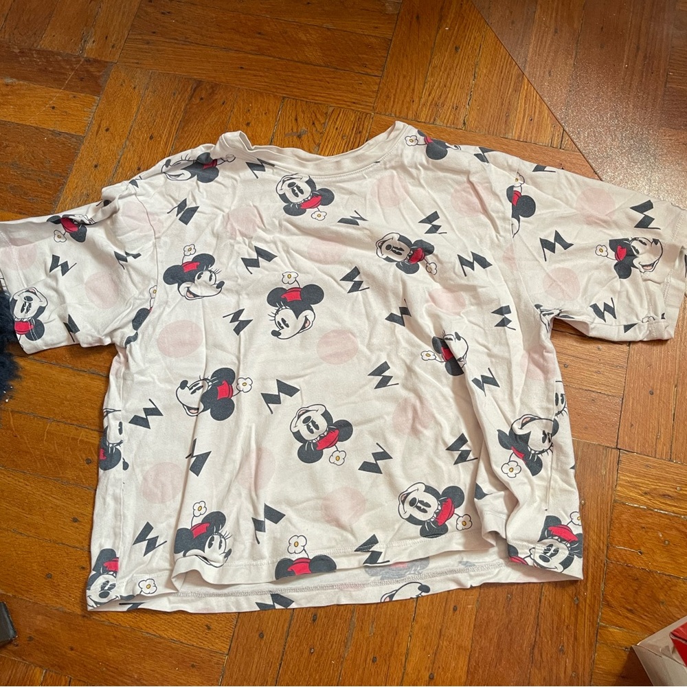 Uniqlo UT Minnie Mouse Size S Slightly Cropped Short Sleeve Top